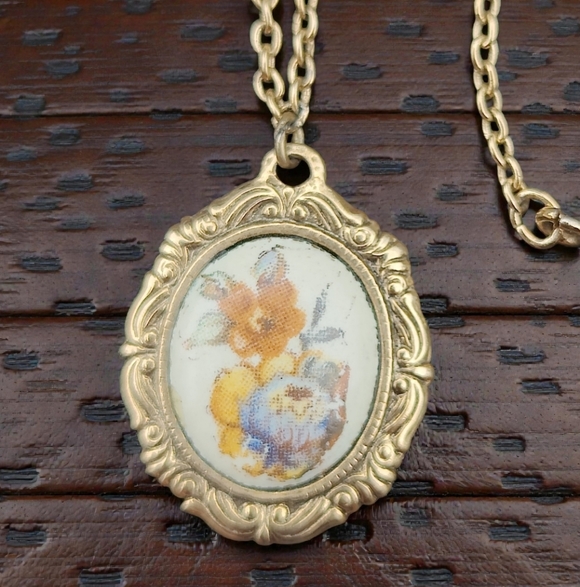 Vintage Jewelry - Vintage Gold Framed Animal Pendant Necklace